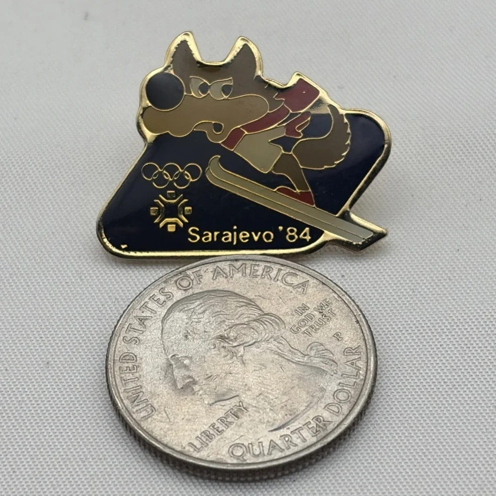 1984 Sarajevo‎ Winter Olympic Games Vucko The Wolf Mascot Ski Jump Lapel Hat Pin
